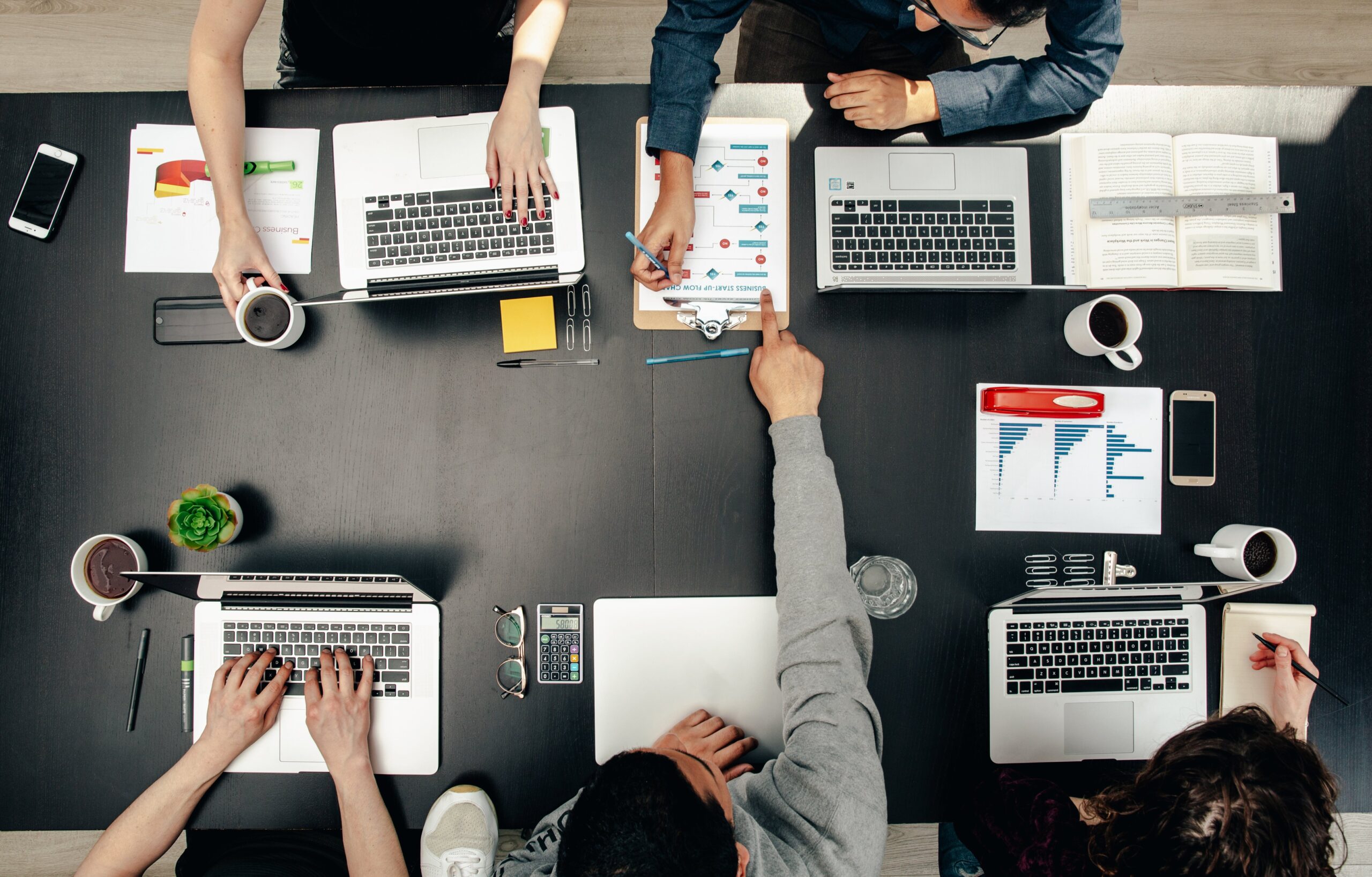 tech-group-meeting-flatlay